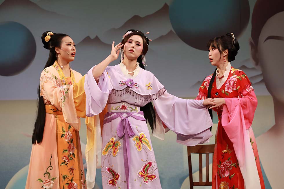 景勝戲劇團《擺渡·戲夢》演出片段-左起任潔儷、江依亭、施侑岑